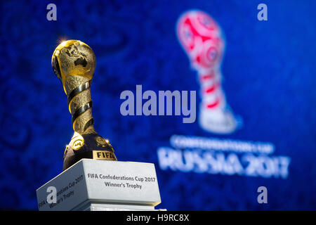 Kazan, Russland. 25. November 2016. Die Confed Cup 2017 Trophy während einer Probe für die Zeichnung der Gruppen für den Confederations Cup 2017 in Kazan, Russland, 25. November 2016 zu sehen. Die Gruppengegner für das acht-Nation-Turnier zwischen 17. Juni und 2. Juli 2017 in Russland werden am 26. November 2016 ausgelost. Foto: Christian Charisius/Dpa/Alamy Live News Stockfoto