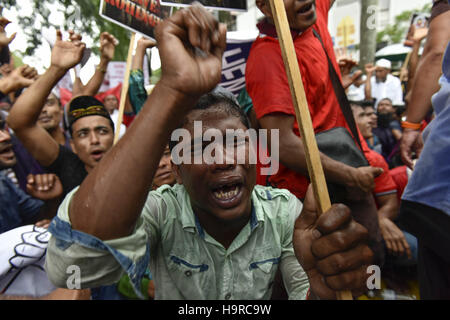 Kuala Lumpur, Malaysia. 25. November 2016. Etwa 500 schreien Hunderte von muslimischen Rohingya-Flüchtlinge Parolen während einer Protestaktion gegen die Verfolgung der Rohingya-Muslime in Myanmar, in der Nähe der Myanmar Botschaft in Kuala Lumpur am 25. November 2016. Bildnachweis: Chris Jung/ZUMA Draht/Alamy Live-Nachrichten Stockfoto