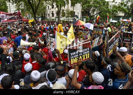 Kuala Lumpur, Malaysia. 25. November 2016. Etwa 500 schreien Hunderte von muslimischen Rohingya-Flüchtlinge Parolen während einer Protestaktion gegen die Verfolgung der Rohingya-Muslime in Myanmar, in der Nähe der Myanmar Botschaft in Kuala Lumpur am 25. November 2016. Bildnachweis: Chris Jung/ZUMA Draht/Alamy Live-Nachrichten Stockfoto