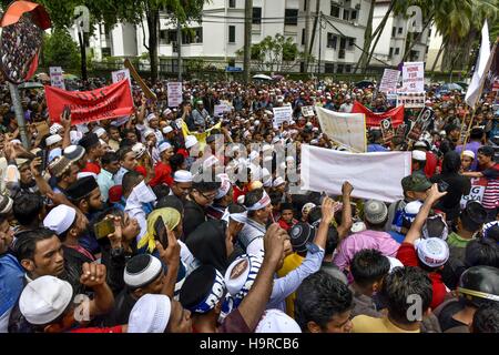 Kuala Lumpur, Malaysia. 25. November 2016. Etwa 500 schreien Hunderte von muslimischen Rohingya-Flüchtlinge Parolen während einer Protestaktion gegen die Verfolgung der Rohingya-Muslime in Myanmar, in der Nähe der Myanmar Botschaft in Kuala Lumpur am 25. November 2016. Bildnachweis: Chris Jung/ZUMA Draht/Alamy Live-Nachrichten Stockfoto