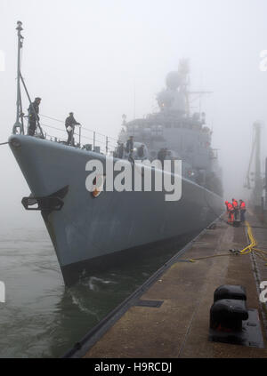 Wilhelmshaven, Deutschland. 25. November 2016. Die Fregatte "Augsburg" Mauren bei dichtem Nebel an der Pier der marine Station Wilhelmshaven, Deutschland, 25. November 2016. Das deutsche Militär Fregatte kehrte von einer drei-Monats-Mission gegen die Terrororganisation ISIL vom Mittelmeer entfernt. Foto: Ingo Wagner/Dpa/Alamy Live News Stockfoto