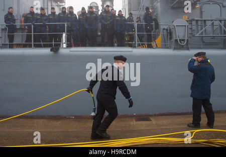 Wilhelmshaven, Deutschland. 25. November 2016. Die Fregatte "Augsburg" Mauren bei dichtem Nebel an der Pier der marine Station Wilhelmshaven, Deutschland, 25. November 2016. Das deutsche Militär Fregatte kehrte von einer drei-Monats-Mission gegen die Terrororganisation ISIL vom Mittelmeer entfernt. Foto: Ingo Wagner/Dpa/Alamy Live News Stockfoto