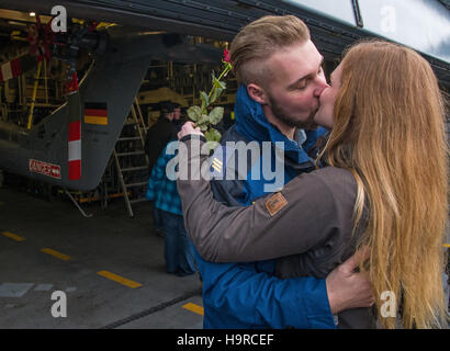 Wilhelmshaven, Deutschland. 25. November 2016. Corporal Marcel wird von seiner Freundin Sontka nach der Ankunft der Fregatte "Augsburg" bei der marine Station Wilhelmshaven, Deutschland, 25. November 2016 begrüßt. Das deutsche Militär Fregatte kehrte von einer drei-Monats-Mission gegen die Terrororganisation ISIL vom Mittelmeer entfernt. Foto: Ingo Wagner/Dpa/Alamy Live News Stockfoto