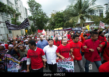 Kuala Lumpur, Malaysia. 25. November 2016. Rohingya-Muslime in Malaysia inszeniert einen Protest außerhalb der Myanmar Botschaft in Kuala Lumpur gegen die Verfolgung ihres Volkes in Myanmar am 25. November 2016 Credit: Mohd Hafiz Bombe2 Shah/Alamy Live News Stockfoto