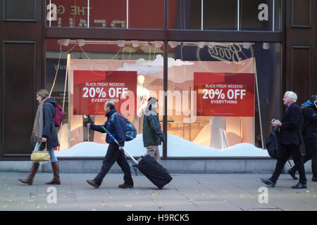 London, UK. 25. November 2016. Einzelhändler in der Oxford Street bieten zusätzliche Rabatte für schwarzen Freitag im Vorfeld bis zu Weihnachten. Bildnachweis: CAMimage/Alamy Live-Nachrichten Stockfoto