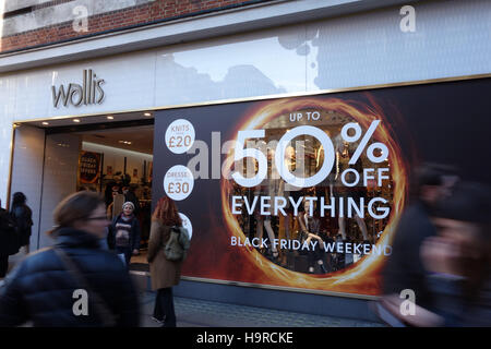 London, UK. 25. November 2016. Einzelhändler in der Oxford Street bieten zusätzliche Rabatte für schwarzen Freitag im Vorfeld bis zu Weihnachten. Bildnachweis: CAMimage/Alamy Live-Nachrichten BHZ Stockfoto