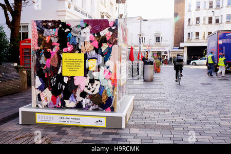 Brighton, UK. 25. November 2016. Ein anti-Black Freitag Kunstinstallation ist Teil der #BrightFriday-Festival in New Brighton Road soll zeigen, wie viel verschwendet Kleidung gekauft wird. Alle die Kleidung von der #BrightFrday-Kampagne übrig wird gespendet an die Hilfsorganisation Shelter für die Obdachlosen Credit: Simon Dack/Alamy Live News Stockfoto