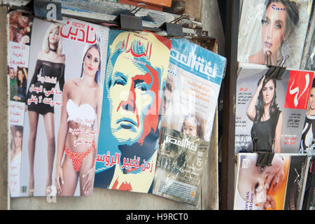 Beirut Libanon. 25. November 2016. US-Präsident elect Donald Trump ist auf der Titelseite des arabischen Zeitschriften am Kiosk in Beirut Credit vorgestellt: Amer Ghazzal/Alamy Live-Nachrichten Stockfoto