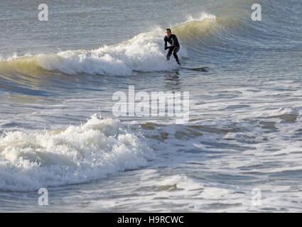 Bournemouth, Dorset, Großbritannien. 25 Nov, 2016. UK Wetter: kalten sonnigen Tag am Strand von Bournemouth, als Surfer Surfer nutzen die Surfbedingungen Credit: Carolyn Jenkins/Alamy leben Nachrichten Stockfoto