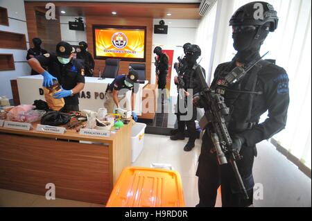 Jakarta, Indonesien. 25. November 2016. Indonesische Polizisten ordnen chemischer Stoffe zur Herstellung von Sprengstoff von mutmaßlichen Terroristen Rio Priatna Wibawa während einer Pressekonferenz des beschlagnahmten mutmaßliche Terroristen Rio Priatna Wibawa indonesische Nationalpolizei Hauptquartier in Jakarta, Indonesien, 25. November 2016 beschlagnahmt. Anti-Terror-Kader der indonesischen Polizei Explosivstoffe, ergriffen hat, die verwendet wird, um ausländischen Botschaft Büros und religiöse Einrichtungen in einem Versteck eines Mitglieds der islamischen Staaten (IS) in der Provinz West-Java, explodieren, teilte die Polizei am Freitag. Bildnachweis: Xinhua/Alamy Live-Nachrichten Stockfoto