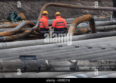 Ludwigshafen, Deutschland. 25. November 2016. Experten der Firma Feuerwehr stehen dazwischen gebrochene Rohre Ort der Explosion auf dem Gelände der Spezialchemie-Konzern BASF in Ludwigshafen, Deutschland, 25. November 2016. Nach arbeiten auf einem Rohr aufgetreten Gelegenheit und ein Feuer auf dem Gelände am 17. Oktober, führt zum Tod von drei Menschen. Foto: Boris Roessler/Dpa/Alamy Live News Stockfoto