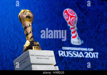 Kazan, Russland. 25. November 2016. Die Confed Cup 2017 Trophy während einer Probe für die Zeichnung der Gruppen für den Confederations Cup 2017 in Kazan, Russland, 25. November 2016 zu sehen. Die Gruppengegner für das acht-Nation-Turnier zwischen 17. Juni und 2. Juli 2017 in Russland werden am 26. November 2016 ausgelost. Foto: Christian Charisius/Dpa/Alamy Live News Stockfoto