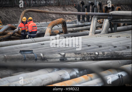 Ludwigshafen, Deutschland. 25. November 2016. Experten der Firma Feuerwehr stehen dazwischen gebrochene Rohre Ort der Explosion auf dem Gelände der Spezialchemie-Konzern BASF in Ludwigshafen, Deutschland, 25. November 2016. Nach arbeiten auf einem Rohr aufgetreten Gelegenheit und ein Feuer auf dem Gelände am 17. Oktober, führt zum Tod von drei Menschen. Foto: Boris Roessler/Dpa/Alamy Live News Stockfoto