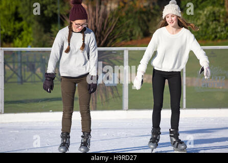 Bournemouth, Dorset, Großbritannien, 25. November 2016. Besucher genießen Schlittschuhlaufen auf der Outdoor eislaufen Eisbahn in Bournemouth untere Gärten im November. im freien Eislaufbahn. Zwei jugendlich Mädchen Skating - Jugendliche. Credit: Carolyn Jenkins/Alamy leben Nachrichten Stockfoto