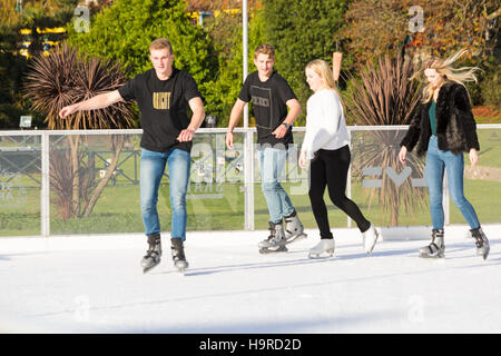 Bournemouth, Dorset, Großbritannien, 25. November 2016. Besucher genießen Schlittschuhlaufen auf der Outdoor eislaufen Eisbahn in Bournemouth untere Gärten im November. im freien Eislaufbahn. Gruppe von Freunden skaten. Credit: Carolyn Jenkins/Alamy leben Nachrichten Stockfoto