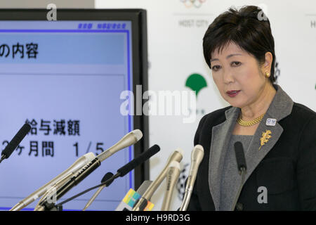 Tokio, Japan. 25. November 2016. Tokyo Gouverneur Yuriko Koike spricht während ihrer regelmäßigen wöchentlichen Pressekonferenz am Tokyo Metropolitan Government Building. Koike kündigte disziplinarische Maßnahmen gegen 18 aktuelle oder ehemalige metropolitan Regierungsbeamte, die versäumt, die Kontamination von Böden auf dem neuen Toyosu Großmarkt zu verhindern. 12 aktuelle Beamten sehen ihr Gehalt um 20 % zu senken, für sechs Monate, und bei pensionierten Beamten werden sie aufgefordert, an sie gezahlten Gelder zurück. Bildnachweis: Aflo Co. Ltd./Alamy Live-Nachrichten Stockfoto