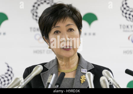 Tokio, Japan. 25. November 2016. Tokyo Gouverneur Yuriko Koike spricht während ihrer regelmäßigen wöchentlichen Pressekonferenz am Tokyo Metropolitan Government Building. Koike kündigte disziplinarische Maßnahmen gegen 18 aktuelle oder ehemalige metropolitan Regierungsbeamte, die versäumt, die Kontamination von Böden auf dem neuen Toyosu Großmarkt zu verhindern. 12 aktuelle Beamten sehen ihr Gehalt um 20 % zu senken, für sechs Monate, und bei pensionierten Beamten werden sie aufgefordert, an sie gezahlten Gelder zurück. Bildnachweis: Aflo Co. Ltd./Alamy Live-Nachrichten Stockfoto