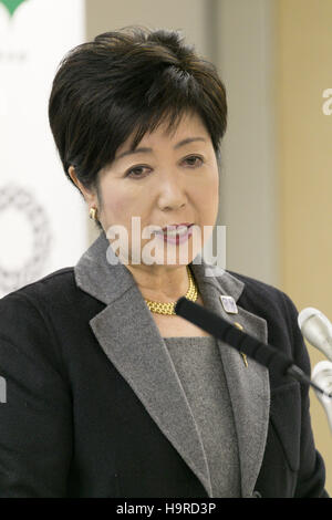 Tokio, Japan. 25. November 2016. Tokyo Gouverneur Yuriko Koike spricht während ihrer regelmäßigen wöchentlichen Pressekonferenz am Tokyo Metropolitan Government Building. Koike kündigte disziplinarische Maßnahmen gegen 18 aktuelle oder ehemalige metropolitan Regierungsbeamte, die versäumt, die Kontamination von Böden auf dem neuen Toyosu Großmarkt zu verhindern. 12 aktuelle Beamten sehen ihr Gehalt um 20 % zu senken, für sechs Monate, und bei pensionierten Beamten werden sie aufgefordert, an sie gezahlten Gelder zurück. Bildnachweis: Aflo Co. Ltd./Alamy Live-Nachrichten Stockfoto