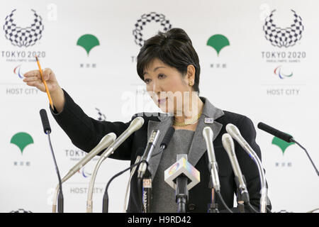 Tokio, Japan. 25. November 2016. Tokyo Gouverneur Yuriko Koike spricht während ihrer regelmäßigen wöchentlichen Pressekonferenz am Tokyo Metropolitan Government Building. Koike kündigte disziplinarische Maßnahmen gegen 18 aktuelle oder ehemalige metropolitan Regierungsbeamte, die versäumt, die Kontamination von Böden auf dem neuen Toyosu Großmarkt zu verhindern. 12 aktuelle Beamten sehen ihr Gehalt um 20 % zu senken, für sechs Monate, und bei pensionierten Beamten werden sie aufgefordert, an sie gezahlten Gelder zurück. Bildnachweis: Aflo Co. Ltd./Alamy Live-Nachrichten Stockfoto