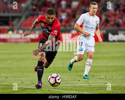Kerem Bulut der Western Sydney Wanderers gelingt, Matthew Mckay der Brisbane Roar und läuft mit dem Ball passieren.  Runde 8: A-League-Spiel zwischen Western Sydney Wanderers FC und Brisbane Roar FC makellos Stadium am 25. November 2016 Sydney, Australien. (Foto: Andrew Smith/Vereinigtes Bilder) Stockfoto