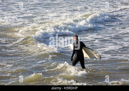 Bournemouth, Dorset, Großbritannien, 25. November 2016. UK Wetter: kalten sonnigen Tag am Strand von Bournemouth. Surfer Surfer nutzen die Surfbedingungen Credit: Carolyn Jenkins/Alamy leben Nachrichten Stockfoto