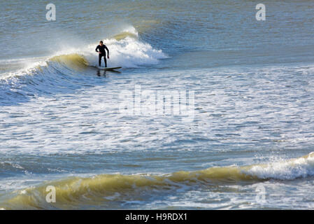 Bournemouth, Dorset, Großbritannien, 25. November 2016. UK Wetter: kalten sonnigen Tag am Strand von Bournemouth. Surfer Surfer nutzen die Surfbedingungen Credit: Carolyn Jenkins/Alamy leben Nachrichten Stockfoto