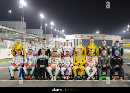 Losail International Circuit, Katar, 24. November 2016.  Die Fahrer stellen für ein Gruppenfoto vor der FIA WTCC-Credit: Gina Layva/Alamy Live News Stockfoto