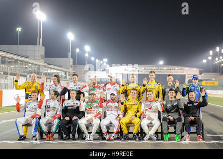 Losail International Circuit, Katar, 24. November 2016.  Die Fahrer Welle während ein Gruppenfoto vor der FIA WTCC-Credit: Gina Layva/Alamy Live News Stockfoto