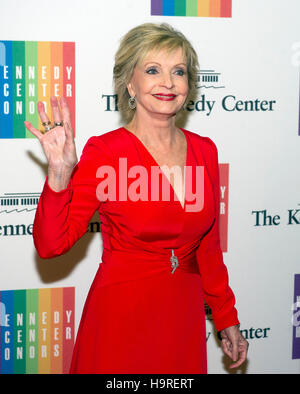 Florence Henderson kommt für die formale Künstlerin Abendessen zu Ehren der Empfänger von der 2013 Kennedy Center Honors hosted by United States Secretary Of State John F. Kerry an das US-Außenministerium in Washington, DC am Samstag, 7. Dezember 2013. 2013-Preisträger sind: Opernsängerin Martina Arroyo; Pianist, Keyboarder, Bandleader und Komponist Herbie Hancock; Pianist und Sänger Billy Joel; Schauspielerin Shirley MacLaine; und Musiker und Songwriter Carlos Santana. Bildnachweis: Ron Sachs/CNP /MedaPunch Stockfoto