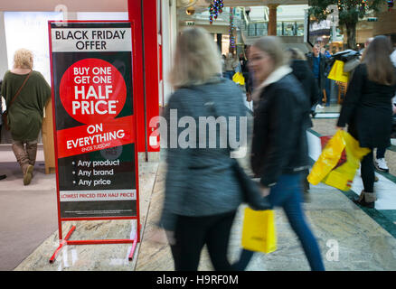 INTU Trafford Centre Manchester. Schwarzer Freitag Verkauf Wochenende. City Center Holiday Shopping Season, Einzelhandel, modern, Stil, Werbung Schnäppchen, Person, Verbraucher, Kunde, Label, Handel, Läden, Weihnachten Shopper, Menschen rabatt Verkauf Shopping und Konsum am Schwarzen Freitag Wochenende als der größte Shopping Event des Jahres zu sein. Britische Händler haben die US-Post - Urlaub verkauf Bonanza angenommen, obwohl viele Kunden überrascht Links wurden von Wand-zu-Wand Rabatte in Ihre bevorzugten Stores wie einige gingen bonkers für Schnäppchen. Stockfoto