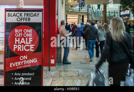 INTU Trafford Centre Manchester. Schwarzer Freitag Verkauf Wochenende. City Center Holiday Shopping Season, Einzelhandel, modern, Stil, Werbung Schnäppchen, Person, Verbraucher, Kunde, Label, Handel, Läden, Weihnachten Shopper, Menschen rabatt Verkauf Shopping und Konsum am Schwarzen Freitag Wochenende als der größte Shopping Event des Jahres zu sein. Britische Händler haben die US-Post - Urlaub verkauf Bonanza angenommen, obwohl viele Kunden überrascht Links wurden von Wand-zu-Wand Rabatte in Ihre bevorzugten Stores wie einige gingen bonkers für Schnäppchen. Stockfoto