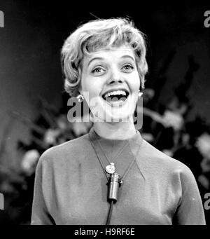 Datei. 24. November 2016. FLORENCE AGNES HENDERSON (14. Februar 1934 - 24. November 2016) war eine US-amerikanische Schauspielerin und Sängerin mit einer Karriere über sechs Jahrzehnte. Sie ist am besten für ihre Hauptrolle als Matriarchin Carol Brady in der ABC-Sitcom The Brady Bunch von 1969 bis 1974 in Erinnerung. Henderson auch erschienen im Film als auch auf der Bühne und veranstaltete mehrere lang andauernde Kochen und Varieté-Shows im Laufe der Jahre. Sie war ein Kandidat auf Dancing with the Stars im Jahr 2010. Im Bild: 50er Jahre Florence Henderson auf der heute zeigen. © Globus Photos/ZUMAPRESS.com/Alamy Live-Nachrichten Stockfoto