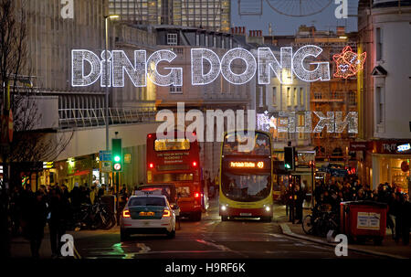 Brighton, Sussex, UK. 25. November 2016. Brightons Weihnachtsbeleuchtung in North Street gehören ein Satz mit dem berühmten Ding Dong Schlagwort der Schauspieler Lesie Phillips als Shopper nach Hause Kopf nach dem Black Friday shopping in der Stadt Credit: Simon Dack/Alamy Live News Stockfoto