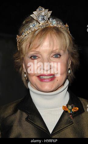 Datei. 24. November 2016. FLORENCE AGNES HENDERSON (14. Februar 1934 - 24. November 2016) war eine US-amerikanische Schauspielerin und Sängerin mit einer Karriere über sechs Jahrzehnte. Sie ist am besten für ihre Hauptrolle als Matriarchin Carol Brady in der ABC-Sitcom The Brady Bunch von 1969 bis 1974 in Erinnerung. Henderson auch erschienen im Film als auch auf der Bühne und veranstaltete mehrere lang andauernde Kochen und Varieté-Shows im Laufe der Jahre. Sie war ein Kandidat auf Dancing with the Stars im Jahr 2010. Im Bild: '' Cabaret auf der Burg '' im Magic Castle in Hollywood, CA 03.03.2009. Florence Henderson. (Kredit-Bild: © Scott Ki Stockfoto