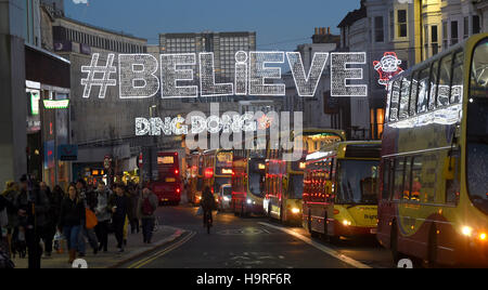 Brighton, Sussex, UK. 25. November 2016. Brightons Weihnachtsbeleuchtung in North Street gehören ein Satz mit dem berühmten Ding Dong Schlagwort der Schauspieler Lesie Phillips als Shopper nach Hause Kopf nach dem Black Friday shopping in der Stadt Credit: Simon Dack/Alamy Live News Stockfoto