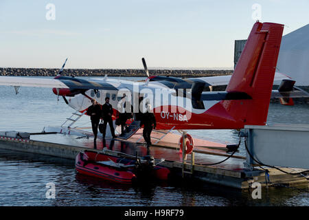 Passagiere an Bord einer Twin Otter Wasserflugzeug in Aarhus (Dänemark), 24. November 2016. Das Flugzeug bietet Platz für bis zu 18 Passagiere und Shuttles zwischen Kopenhagen und Aarhus. Die zweitgrößte Stadt Dänemarks ist die Europäische Kulturhauptstadt 2017 ernannt worden. Foto: Carsten Rehder/dpa Stockfoto