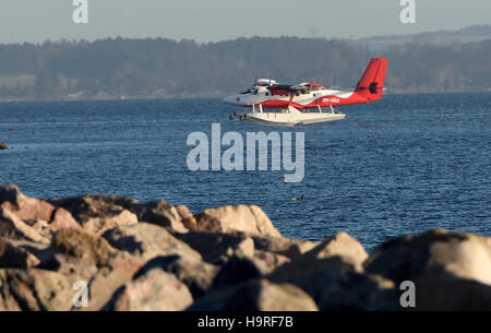 Eine Twin Otter Wasserflugzeug auf seinen Landeanflug in Aarhus (Dänemark), 24. November 2016. Das Flugzeug bietet Platz für bis zu 18 Passagiere und Shuttles zwischen Kopenhagen und Aarhus. Die zweitgrößte Stadt Dänemarks ist die Europäische Kulturhauptstadt 2017 ernannt worden. Foto: Carsten Rehder/dpa Stockfoto