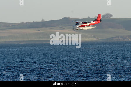 Eine Twin Otter Wasserflugzeug auf seinen Landeanflug in Aarhus (Dänemark), 24. November 2016. Das Flugzeug bietet Platz für bis zu 18 Passagiere und Shuttles zwischen Kopenhagen und Aarhus. Die zweitgrößte Stadt Dänemarks ist die Europäische Kulturhauptstadt 2017 ernannt worden. Foto: Carsten Rehder/dpa Stockfoto