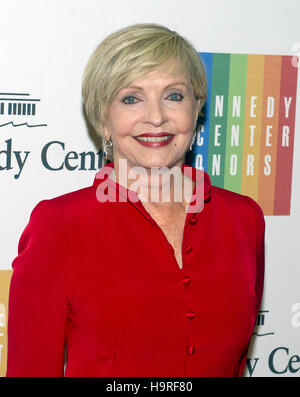 Datei. 24. November 2016. FLORENCE AGNES HENDERSON (14. Februar 1934 - 24. November 2016) war eine US-amerikanische Schauspielerin und Sängerin mit einer Karriere über sechs Jahrzehnte. Sie ist am besten für ihre Hauptrolle als Matriarchin Carol Brady in der ABC-Sitcom The Brady Bunch von 1969 bis 1974 in Erinnerung. Henderson auch erschienen im Film als auch auf der Bühne und veranstaltete mehrere lang andauernde Kochen und Varieté-Shows im Laufe der Jahre. Sie war ein Kandidat auf Dancing with the Stars im Jahr 2010. Im Bild: 6. Dezember 2014 kommt - Washington, District Of Columbia, Vereinigte Staaten von Amerika - Florence Henderson für die formale Arti Stockfoto