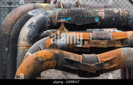 Ludwigshafen, Deutschland. 25. November 2016. Platzen und deformierte Pipelines gesehen am Ort der Explosion, die sechs Wochen im Voraus auf dem Werksgelände der deutschen Chemiekonzern BASF in Ludwigshafen, Deutschland, 25. November 2016 aufgetreten sind. Drei Menschen wurden getötet, in ein Feuer und eine nachfolgende Explosion, die an einer Pipeline an diesem Standort am 17. Oktober 2016 aufgetreten ist. Foto: Boris Roessler/Dpa/Alamy Live News Stockfoto