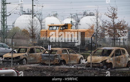 Ludwigshafen, Deutschland. 25. November 2016. Verbrannte Autos gesehen auf einer Mitarbeiter-Parkplatz der deutschen Chemiekonzern BASF in Ludwigshafen, Deutschland, 25. November 2016. Drei Menschen wurden getötet, in ein Feuer und eine nachfolgende Explosion, die an einer Pipeline an diesem Standort am 17. Oktober 2016 aufgetreten ist. Foto: Boris Roessler/Dpa/Alamy Live News Stockfoto