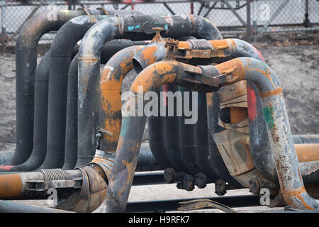 Ludwigshafen, Deutschland. 25. November 2016. Platzen und deformierte Pipelines gesehen am Ort der Explosion, die sechs Wochen im Voraus auf dem Werksgelände der deutschen Chemiekonzern BASF in Ludwigshafen, Deutschland, 25. November 2016 aufgetreten sind. Drei Menschen wurden getötet, in ein Feuer und eine nachfolgende Explosion, die an einer Pipeline an diesem Standort am 17. Oktober 2016 aufgetreten ist. Foto: Boris Roessler/Dpa/Alamy Live News Stockfoto