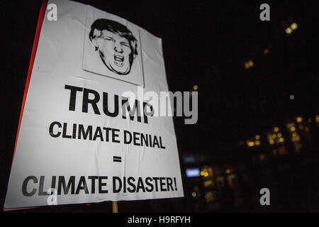 London, UK. 25. November 2016. Ein Plakat von Aktivisten aus der Kampagne gegen Klimawandel protestieren außerhalb der US-Botschaft in Solidarität mit amerikanischen Klima-Aktivisten Vorbereitung gegen Präsident wählen Donald Trump und in Solidarität mit den Protestierenden zu Standing Rock Kampagne verwendet. Bildnachweis: Mark Kerrison/Alamy Live-Nachrichten Stockfoto