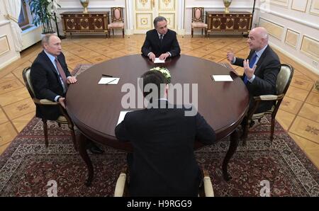 Moskau, Russland. 25. November 2016. Der russische Präsident Vladimir Putin, links, bei einem Treffen mit FIFA-Präsident Giovanni Infantino, im Kreml 25. November 2016 in Moskau, Russland. Der Beitritt erfüllt das ist Russisch Minister für Sport Witali Mutko. Bildnachweis: Planetpix/Alamy Live-Nachrichten Stockfoto