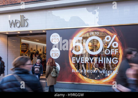 London, UK. 25. November 2016. Käufer vor Wallis speichern auf der Oxford Street für schwarzen Freitag Credit: CAMimage/Alamy Live News Stockfoto