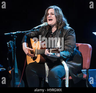 Barcelona, Spanien. 25. November 2016. Französisch-amerikanische jazz-Sängerin Madeleine Peyroux führt live auf der Bühne im Palau De La Musica in 2016 Voll-Damm Barcelona Jazz Festival. Bildnachweis: Victor Puig/Alamy Live-Nachrichten Stockfoto