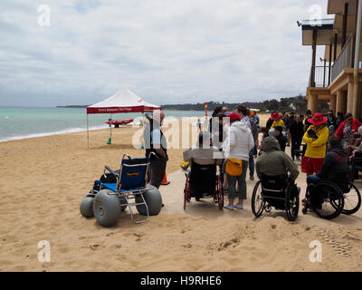 Mt Martha, Australien. 26. November 2016. Offizielle Eröffnung des Mt Martha Lifesaving Club zugänglicher Strand. Mt Martha ist der erste Strand auf Melbournes Mornington Peninsula zugänglicher Strandeinrichtungen für Menschen mit einer Behinderung einschließlich voll zugänglich Einrichtungen zu ändern und jetzt Strand Matten zum Rand Wassers zu bieten. Die Mattierung worden möglich durch die Mornington Peninsula Shire, Mt Martha Lifesaving Club und der Mornington Peninsula Behinderte Surfer Verein erzielt. Bildnachweis: PhotoAbility/Alamy Live-Nachrichten Stockfoto