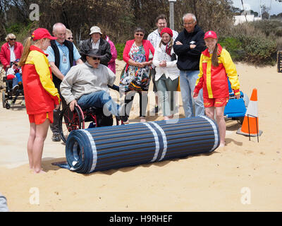 Mt Martha, Australien. 26. November 2016. Offizielle Eröffnung des Mt Martha Lifesaving Club zugänglicher Strand. Mt Martha ist der erste Strand auf Melbournes Mornington Peninsula zugänglicher Strandeinrichtungen für Menschen mit einer Behinderung einschließlich voll zugänglich Einrichtungen zu ändern und jetzt Strand Matten zum Rand Wassers zu bieten. Die Mattierung worden möglich durch die Mornington Peninsula Shire, Mt Martha Lifesaving Club und der Mornington Peninsula Behinderte Surfer Verein erzielt. Bildnachweis: PhotoAbility/Alamy Live-Nachrichten Stockfoto