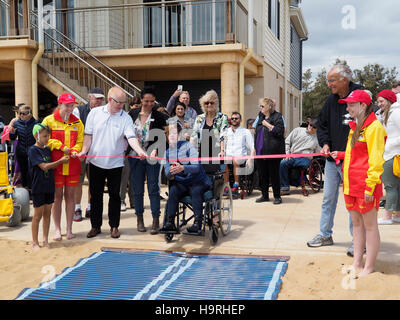 Mt Martha, Australien. 26. November 2016. Offizielle Eröffnung des Mt Martha Lifesaving Club zugänglicher Strand. Mt Martha ist der erste Strand auf Melbournes Mornington Peninsula zugänglicher Strandeinrichtungen für Menschen mit einer Behinderung einschließlich voll zugänglich Einrichtungen zu ändern und jetzt Strand Matten zum Rand Wassers zu bieten. Die Mattierung worden möglich durch die Mornington Peninsula Shire, Mt Martha Lifesaving Club und der Mornington Peninsula Behinderte Surfer Verein erzielt. Bildnachweis: PhotoAbility/Alamy Live-Nachrichten Stockfoto