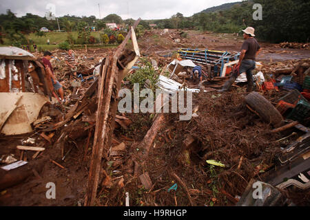 San Jose, Costa Rica. 25. November 2016. Personensuche für die Überlebenden in Upala von Alajuela, Costa Rica, 25. November 2016. Die Regierung von Costa Rica attestierte Freitag Hurrikan Otto mindestens neun Menschen in dem Land getötet hatte, nachdem der Sturm nördliche Regionen zerschlagen. Bildnachweis: Kent Gilbert/Xinhua/Alamy Live-Nachrichten Stockfoto